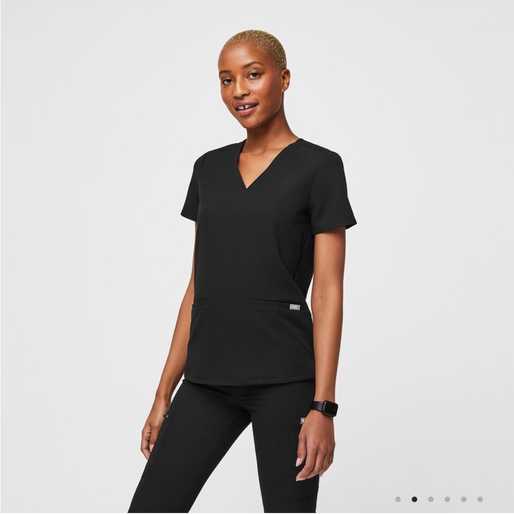 Figs casma three pocket scrub top -black xs